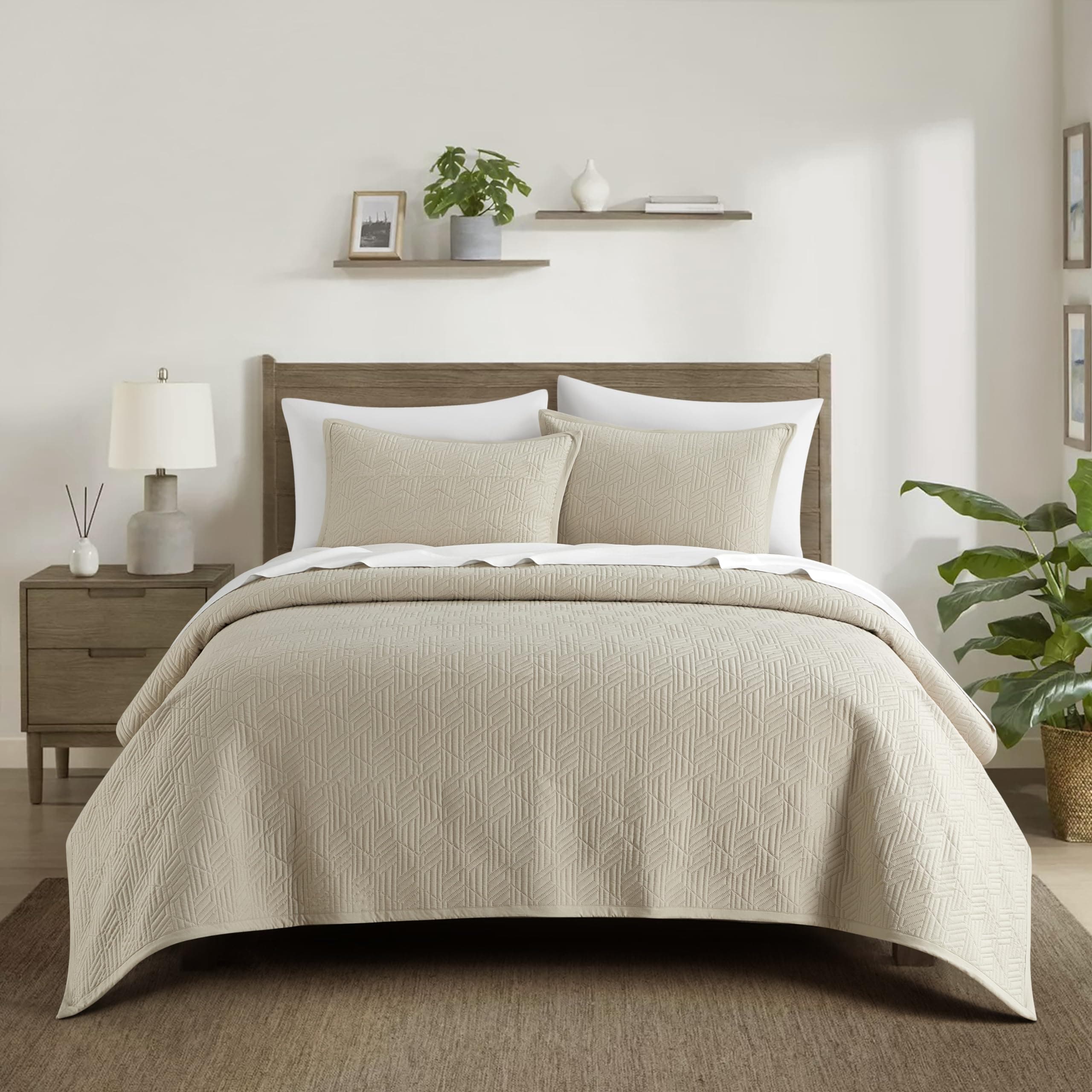 Chic HomeJessie King Quilt Set 3-Piece Geometric Pattern Lightweight Coverlet with 2 Pillow Shams, Beige