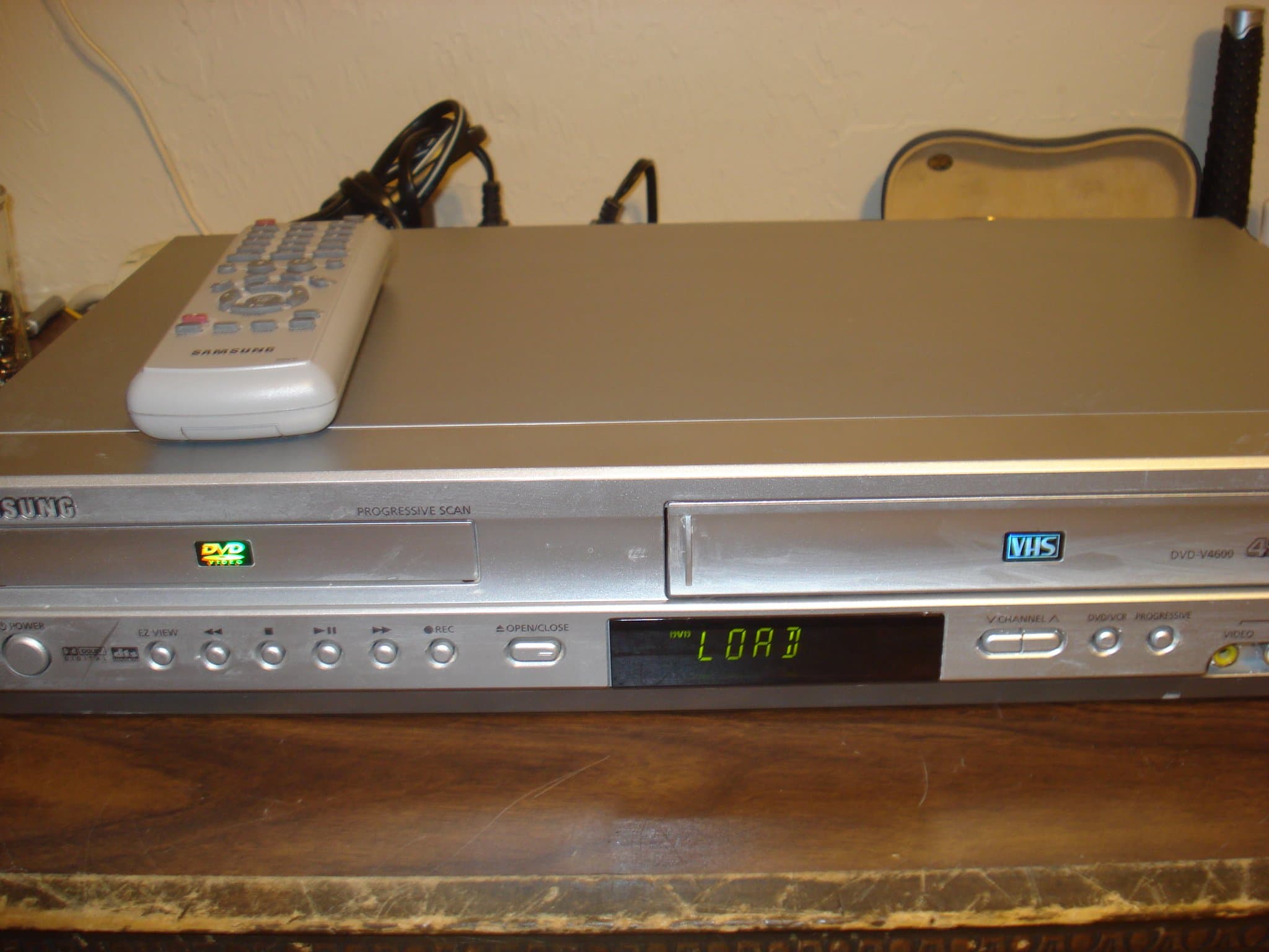 Samsung DVD-V4600 DVD / VCR Combo