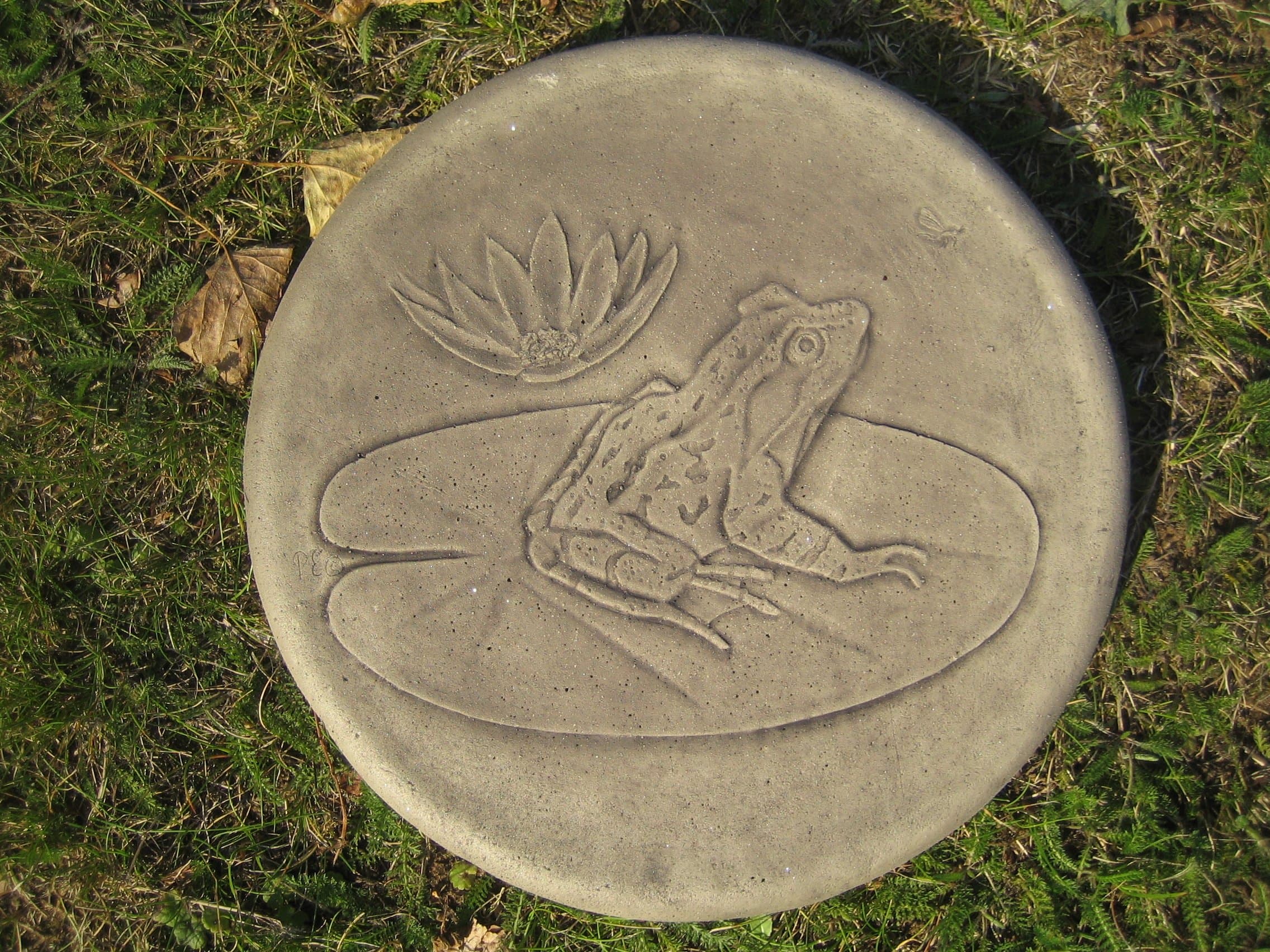 Frog Stepping stone garden ornament